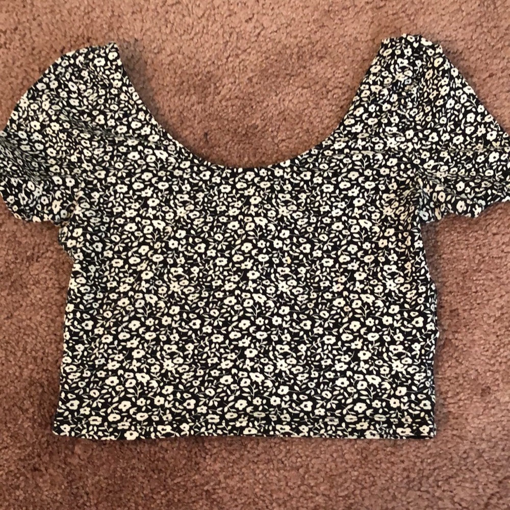 B&W floral Short sleeve crop top